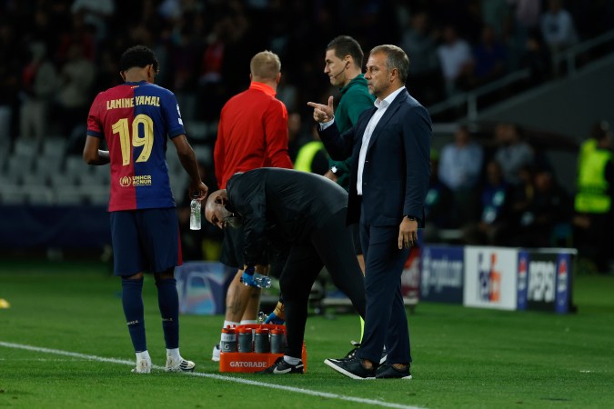 El entrenador alemán del FC Barcelona, Hansi Flick, dando instrucciones durante un encuentro del conjunto azulgrana.