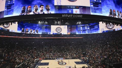 La foto del miércoles 23 de octubre de 2024 muestra el nuevo Intuit Dome, durante el partido entre los Clippers de Los Ángeles y los Suns de Phoenix (AP Foto/Ryan Sun)