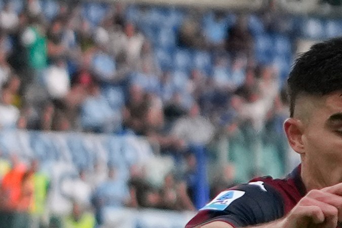 El defensor mexicano Johan Vásquez durante un partido del Génova en el que enfrentaron a la Lazio esta temporada de la Serie A.