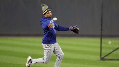 Los Angeles Dodgers' Mookie Betts warms up during batting practice in preparation for the baseball World Series, Sunday, Oct. 27, 2024, in New York. The Los Angeles Dodgers and the New York Yankees face off in Game 3 Monday. (AP Photo/Godofredo A. Vásquez)