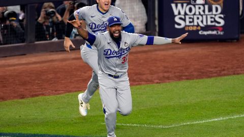 El jardinero dominicano Teoscar Hernández celebrando la conquista de la Serie Mundial por parte de Los Angeles Dodgers.