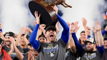 Freddie Freeman levantando el premio al Jugador Más Valioso de la Serie Mundial 2024.