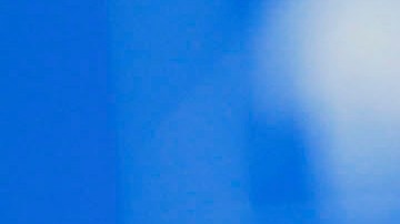 El mexicano Sergio "Checo" Pérez con un aficionado en el circuito de Interlagos.