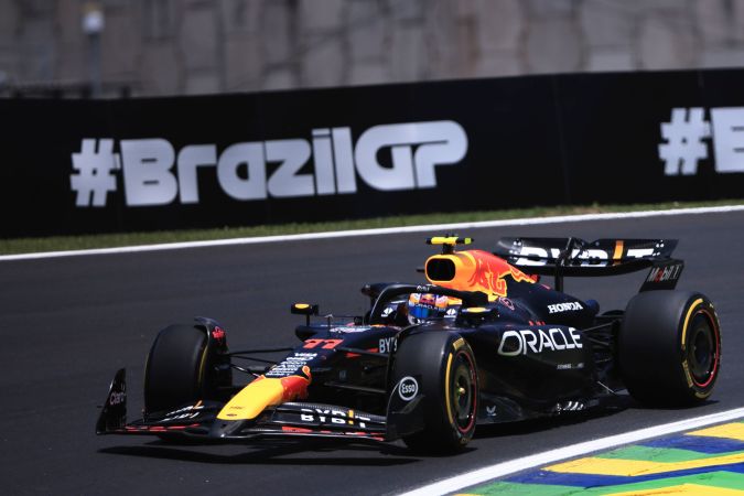 Un momento de la participación del mexicano Sergio "Checo" Pérez en la clasificación de este viernes en el Circuito de Interlagos.