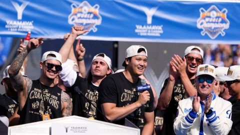 Shohei Ohtani expresó honor y agradecimiento al hablar en inglés a los fans en Dodger Stadium durante la celebración especial de los campeones de la Serie Mundial.