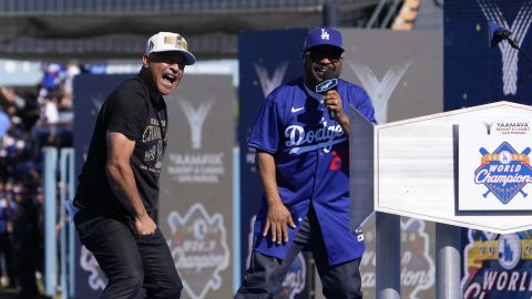 Dave Roberts, manager de los campeones Dodgers, acompaña al rapero Ice Cube durante un minishow en la celebración del equipo en su estadio tras el desfile por Los Ángeles.