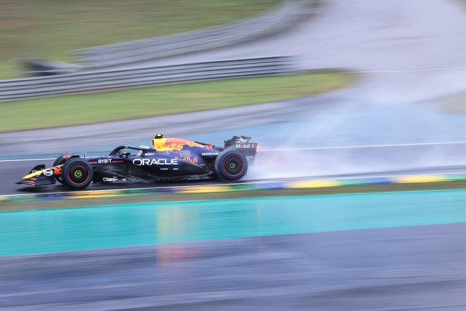 Las condiciones climáticas le jugaron en contra tanto a Sergio "Checo" Pérez como al resto de pilotos en el Gran Premio de Brasil que tuvo varios incidentes relacionados a la lluvia.