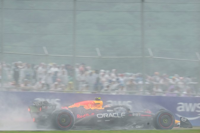 El mexicano Sergio "Checo" Pérez durante un momento del Gran Premio de Brasil en el que habían arreciado las lluvias que cayeron este domingo en Interlagos.