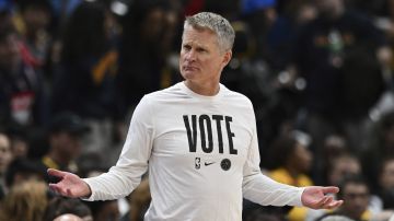 Steve Kerr lució una camiseta con la leyenda "Vote" durante el juego del lunes.