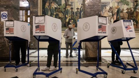 Los votantes emitieron sus votos en la Corte Suprema del condado del Bronx en Nueva York el día de las elecciones.