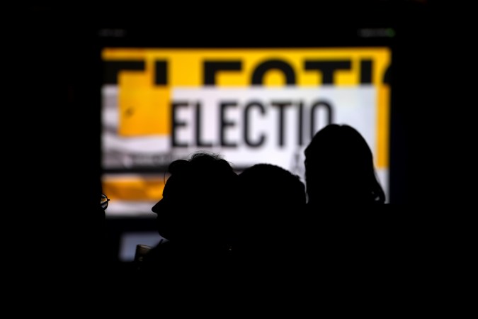 Estadounidenses siguen los resultados de las elecciones en todo el país.