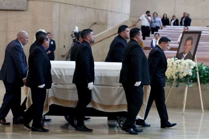 El féretro de Fernando Valenzuela al ingresar a la Catedral de Nuestra Señora de los Ángeles el 6 de noviembre de 2024 en el centro de Los Ángeles. Las causas de la muerte del legendario beisbolista mexicano fueron reveladas.