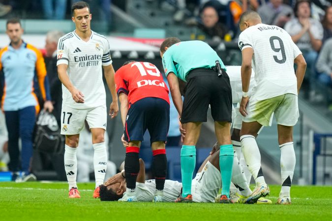 El brasileño Rodrygo tendido en el terreno de juego después de haberse lastimado durante el encuentro ante el Osasuna.