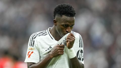 Real Madrid's Vinicius Junior celebrates after scoring his side's fourth goal during the Spanish La Liga soccer match between Real Madrid and Osasuna at the Santiago Bernabeu stadium in Madrid, Spain, Saturday, Nov. 9, 2024. (AP Photo/Jose Breton)