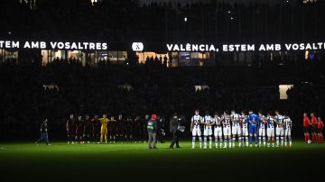 Aunque Valencia no ha jugado, otros equipos como Barcelona y Real Sociedad han mostrado su respeto ante la tragedia.