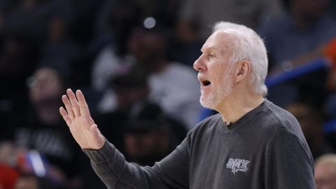 El entrenador de los Spurs de San Antonio Gregg Popovich durante el partido contra el Thunder de Oklahoma City, el miércoles 30 de octubre de 2024, en Oklahoma City. (AP Foto/Nate Billings)