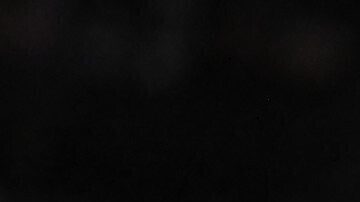 Victor Wembanyama, alero de los Spurs de San Antonio, avanza frente a Kyle Kuzma, de los Wizards de Washington, el miércoles 13 de noviembre de 2024 (AP Foto/Darren Abate)