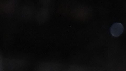 Victor Wembanyama, alero de los Spurs de San Antonio, avanza frente a Kyle Kuzma, de los Wizards de Washington, el miércoles 13 de noviembre de 2024 (AP Foto/Darren Abate)
