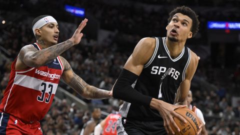 Victor Wembanyama, alero de los Spurs de San Antonio, avanza frente a Kyle Kuzma, de los Wizards de Washington, el miércoles 13 de noviembre de 2024 (AP Foto/Darren Abate)