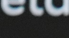 Mike Tyson le lanza una cachetada a Jake Paul durante la ceremonia del pesaje para su pleito de este viernes en Dallas.