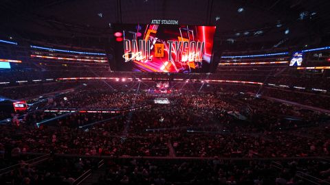 Imagen panorámica del estadio AT&T en Arlington, Texas durante la función encabezada por Mike Tyson y Jake Paul.