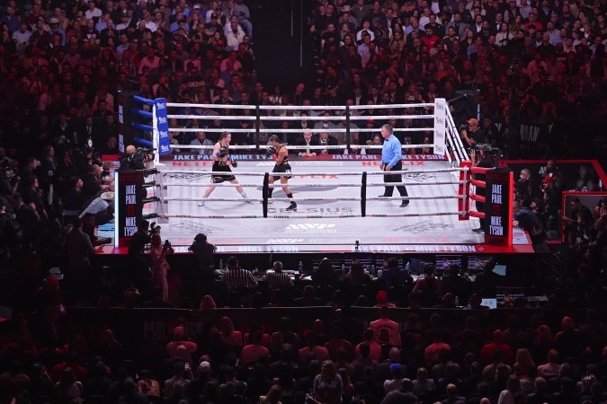 Vista lejana de la pelea entre Katie Taylor y Amanda Serrano en el AT&T Stadium de Arlington, Texas. La función presentada exclusivamente vía 'streaming' por Netflix no estuvo libre de problemas técnicos para muchos usuarios.