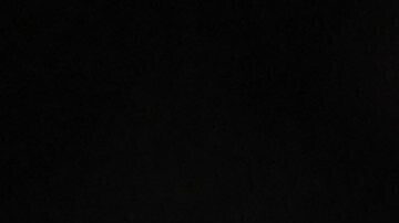 Anthony Davis, de los Lakers de Los Ángeles, festeja un enceste de tres puntos ante los spurs de San Antonio, el viernes 15 de noviembre de 2024 (AP Foto/Darren Abate)