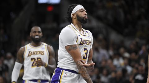 Anthony Davis, de los Lakers de Los Ángeles, festeja un enceste de tres puntos ante los spurs de San Antonio, el viernes 15 de noviembre de 2024 (AP Foto/Darren Abate)