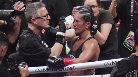 Amanda Serrano peleó casi la mitad del combate con su corte cerca de la ceja.