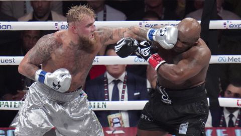 Jake Paul conecta su golpe favorito de la noche contra Mike Tyson: el gancho a la cabeza. Paul obtuvo la victoria por decisión unánime contra un hombre 31 años mayor de edad.