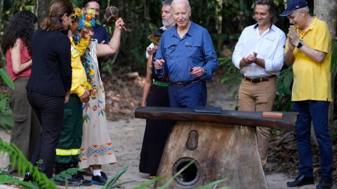 Biden se convierte en el primer presidente estadounidense en funciones que visita la selva amazónica