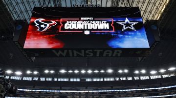 Una imagen previa al partido entre los Dallas Cowboys y los Houston Texans en el AT&T Stadium de Arlington.