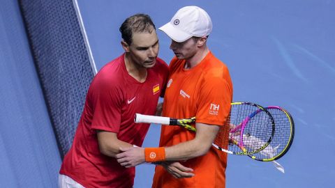 rafael Nadal felicita a su rival en el primer juego de cuartos de final de la Copa Davis entre España y Países Bajos.