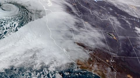 Imagen de satélite correspondiente al 19 de noviembre mostrando el primer río atmosférico de la temporada en su camino al noroeste de Estados Unidos, incluyendo el norte de California.