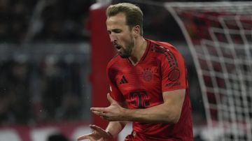 Bayern's Harry Kane celebrates after scoring the opening goal with the penalty kick during the Bundesliga soccer match between Bayern Munich and Augsburg at the Allianz Arena in Munich, Germany, Friday, Nov. 22, 2024. (AP Photo/Matthias Schrader)