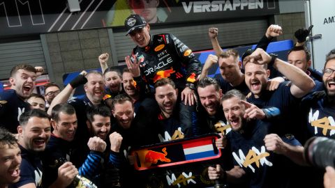 Max Verstappen celebrando con el equipo de Red Bull la conquista de su cuarto título mundial de la F1 en Las Vegas.