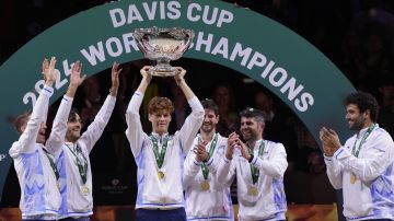 Jannik Sinnner levanta la Copa Davis, segunda al hilo para el equipo italiano.