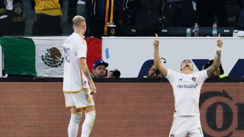 Gabriel Pec, derecha, del LA Galaxy, celebra ante la mirada de su compañero de equipo Marco Reus, izquierda, después de anotar durante el segundo tiempo de la semifinal de conferencia de la MLS en contra del Minnesota United, el domingo 24 de noviembre de 2024, en Los Ángeles. (AP Foto/Etienne Laurent)