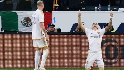 Gabriel Pec, derecha, del LA Galaxy, celebra ante la mirada de su compañero de equipo Marco Reus, izquierda, después de anotar durante el segundo tiempo de la semifinal de conferencia de la MLS en contra del Minnesota United, el domingo 24 de noviembre de 2024, en Los Ángeles. (AP Foto/Etienne Laurent)