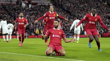 Cody Gakpo celebra el segundo tanto del Liverpool al Real Madrid.