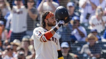 FILE - San Francisco Giants' Brandon Crawford acknowledges the crowd before a pitch by the Los Angeles Dodgers during the first inning of a baseball game in San Francisco, Oct. 1, 2023. (AP Photo/John Hefti, File)