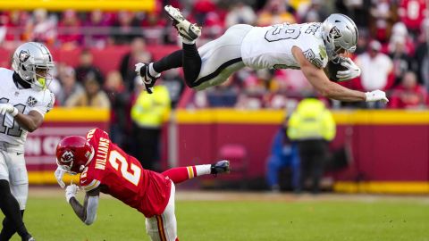 Brock Bowers, ala cerrada de los Raiders, vuela luego de ser golpeado por Joshua Williams, de los Chiefs. Bowers tuvo un juego destacado con 10 recepciones y 140 yardas, pero su equipo perdonó al final.