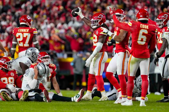 Nick Bolton, linebacker de los Chiefs, recuperó el balón suelto de los Raiders para asegurar el improbable triunfo de su equipo en el partido de Black Friday. Kansas City se metió a los playoffs.