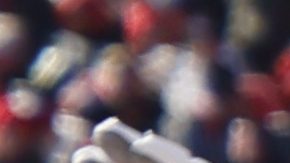 Jugadores de la Universidad de Michigan celebran durante el partido de rivalidad contra Ohio State en Columbus. El juego terminó con una pelea masiva.