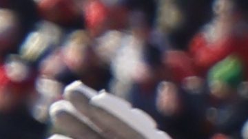 Jugadores de la Universidad de Michigan celebran durante el partido de rivalidad contra Ohio State en Columbus. El juego terminó con una pelea masiva.