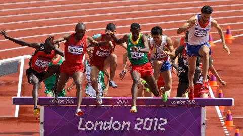 Benjamn Kiplagat (i) salta durante la carrera de 3.000 m con obstáculos de los Juegos Olímpicos de Londres 2012.