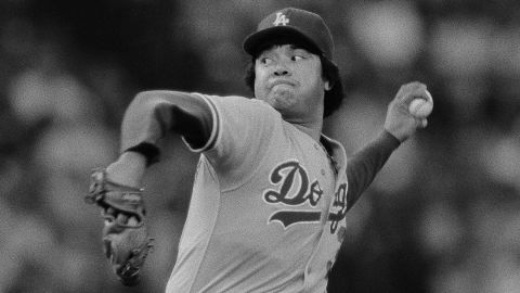 Fernando Valenzuela en una foto de 1984 cuando era gran estrella de los Dodgers de Los Ángeles. El más grande beisbolista mexicano falleció el 22 de octubre a los 63 años.