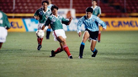 Uruguay’s Henry Lopez Baez, right, and Mexico’s Miguel Espana chase a loose ball during the Camel Cup soccer match at the Coliseum in Los Angeles, May 8, 1991. (AP Photo/Kevork Djansezian)