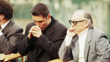 Óscar de la Hoya y su entrenador Jesús Rivero (der.) durante una conferencia de prensa en 1997 previo a un combate entre el "Golden Boy" y Miguel Ángel González.