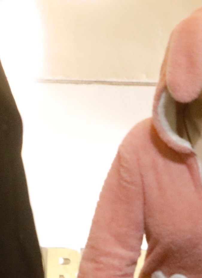 Photo © 2024 Backgrid/The Grosby Group EXCLUSIVE Inglewood, CA. November 18, 2024. Selena Gomez rocks a pink bunny onesie as she and boyfriend Benny Blanco take her sister, Gracie Elliot Teefey, to Sabrina Carpenter's Short n' Sweet concert at the Kia Forum in Inglewood. *** Selena Gomez luce un mono de conejito rosa mientras ella y su novio Benny Blanco llevan a su hermana, Gracie Elliot Teefey, al concierto Short n' Sweet de Sabrina Carpenter en el Kia Forum en Inglewood.